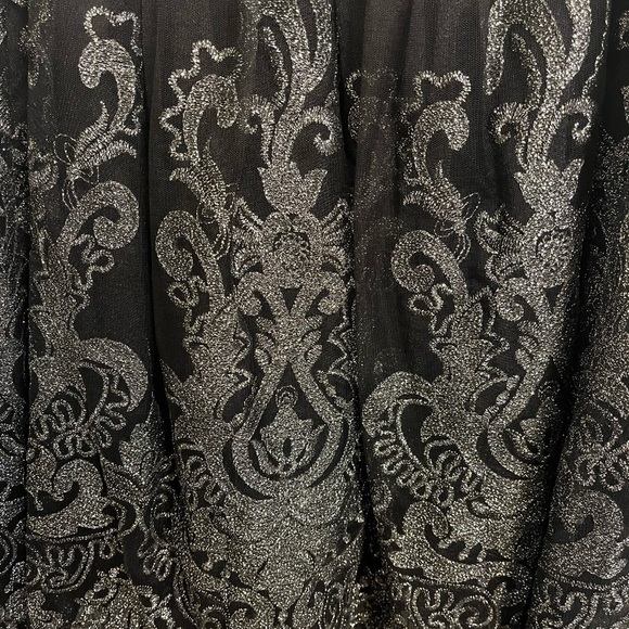 Chi Chi London Women’s Black Layered Silver Glitter Flowing Skirt. Size 14 - Picture 4 of 5